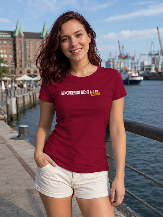 Im Norden ist nicht alles flach – freches Damen Shirt aus 100% Baumwolle