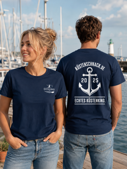 Echtes Küstenkind – Küstenschnack Shirt mit Brustlogo und Rückenprint