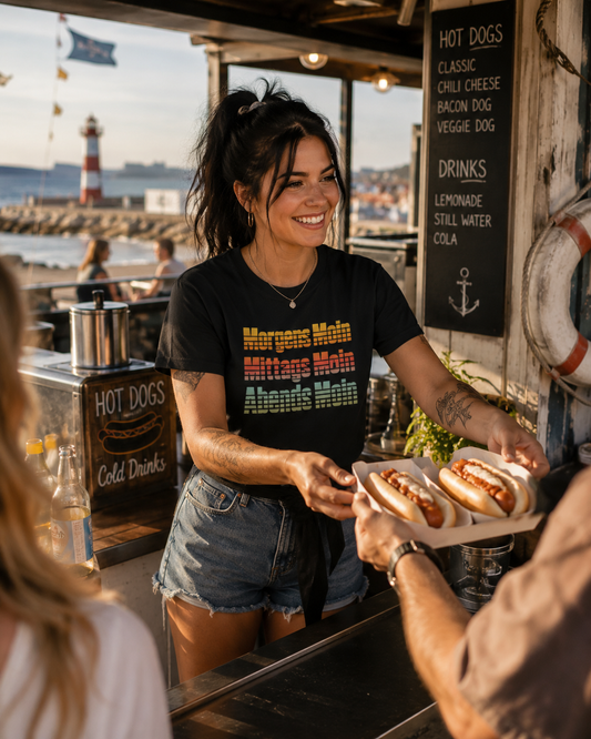 Moin kennt keine Uhrzeit – Retro-Shirt mit norddeutschem Humor