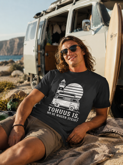 Tohuus is, wo de Wagen steiht – Herren Shirt für Camper und Küstenfans