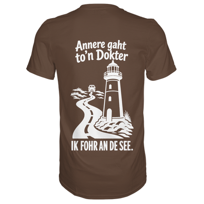 Annere gaht to’n Dokter - tolles Unisex T-Shirt mit Printmotiv